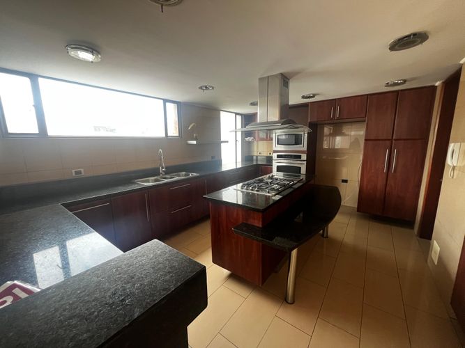 Apartamento de 5 alcobas en arriendo en Chicó Navarra, Bogotá, 382 m² · foto 5 de 23