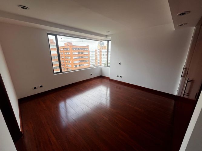 Apartamento de 5 alcobas en arriendo en Chicó Navarra, Bogotá, 382 m² · foto 13 de 23