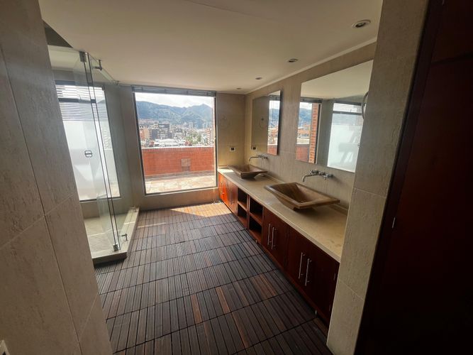 Apartamento de 5 alcobas en arriendo en Chicó Navarra, Bogotá, 382 m² · foto 18 de 23