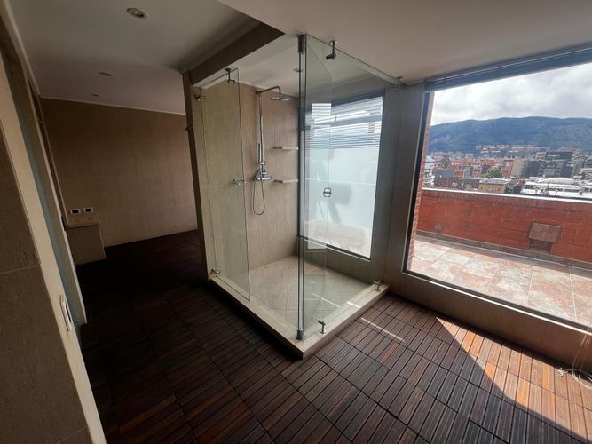 Apartamento de 5 alcobas en arriendo en Chicó Navarra, Bogotá, 382 m² · foto 19 de 23