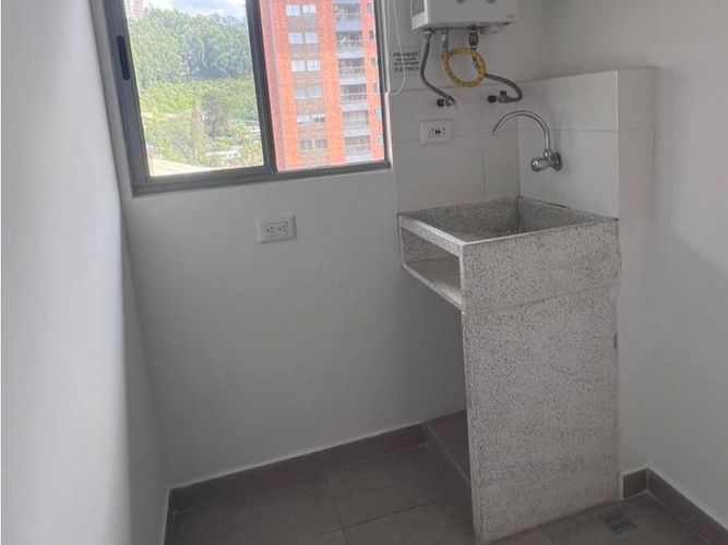 Apartamento de 2 alcobas en venta en Loma De San Jose, Sabaneta, 71 m² · foto 14 de 20