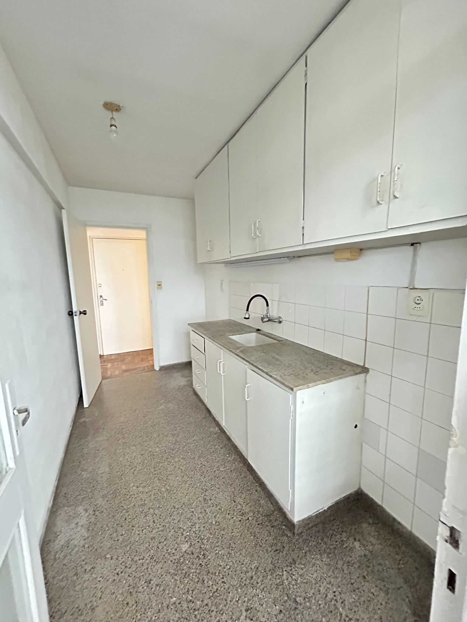 Venta apartamento 1 dormitorio cocina definida lavadero vista piso 8 Tres Cruces 8 de Octubre y Pte Berro - Więcej