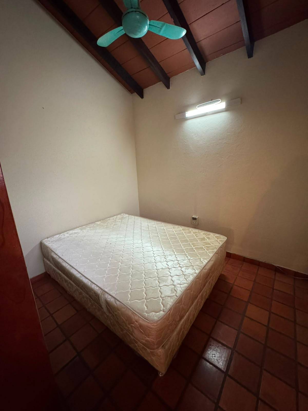 VENDO O ALQUILO AMPLIA RESIDENCIA EN MBURUCUYA — foto 3