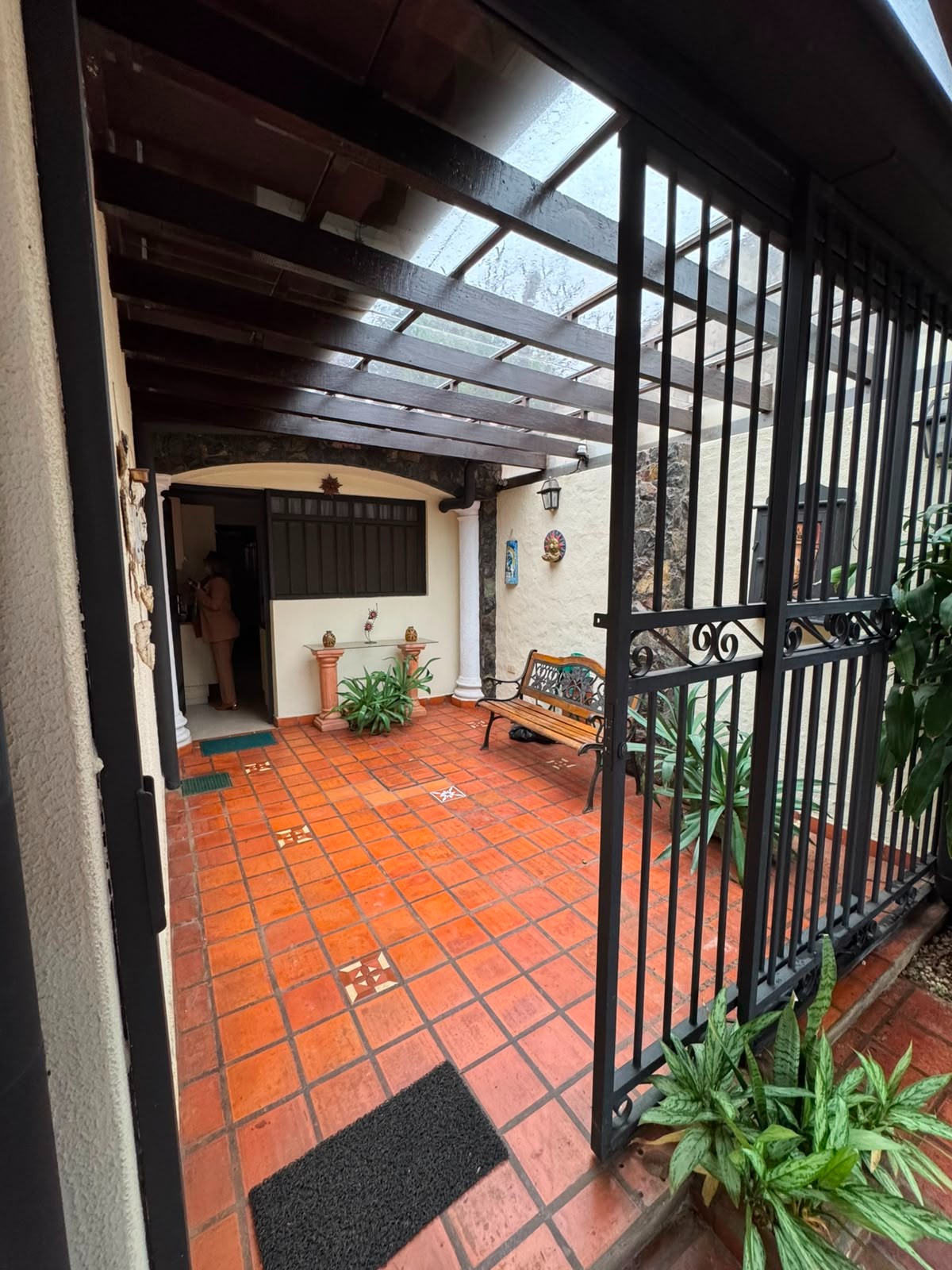 VENDO O ALQUILO AMPLIA RESIDENCIA EN MBURUCUYA — foto 2