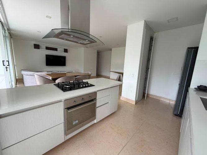 Apartamento de 3 alcobas en arriendo en Los Balsos, Medellín, 150 m² · foto 3 de 19