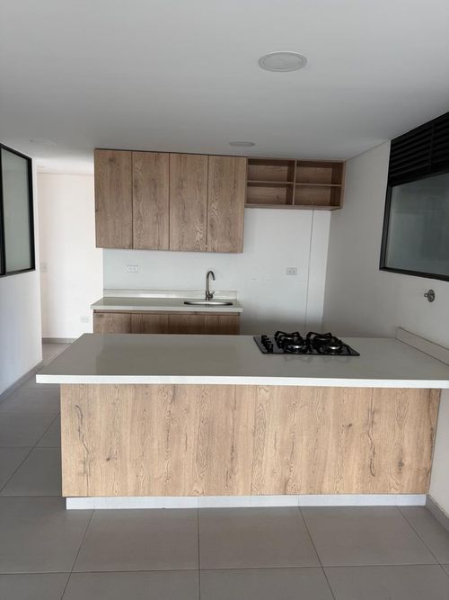 Apartamento de 3 alcobas en arriendo en Cristobal, Medellín, 85 m² · foto 2 de 8