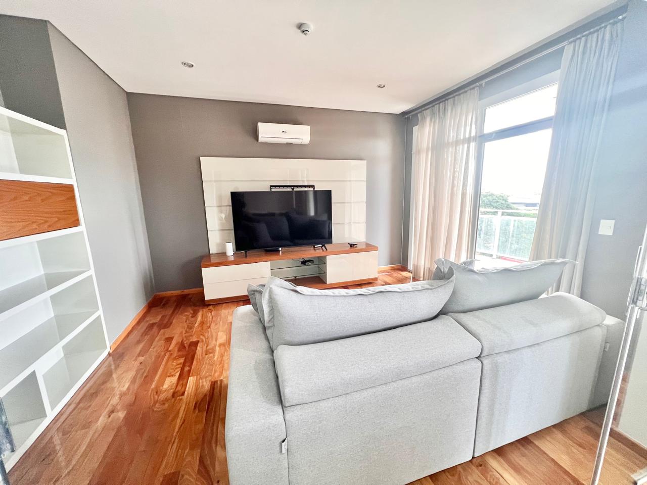 En Alquiler Amplio Penthouse Amoblado de 4 Habitaciones en Suite - Villa Morra A404 — foto 2