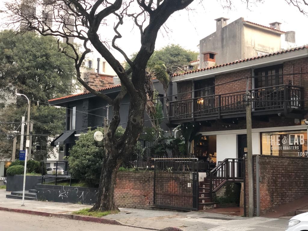 Gran oportunidad de Alquiler de espectacular Casa en Puerto del Buceo con Cochera