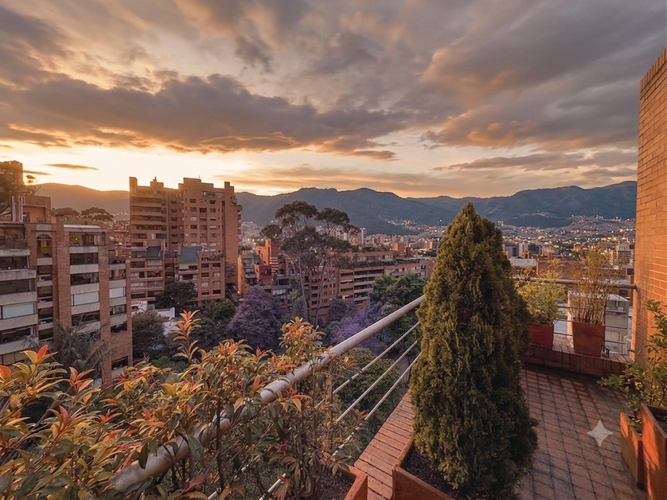 Apartamento de 3 alcobas en venta en Los Rosales, Bogotá, 306 m² · foto 3 de 24
