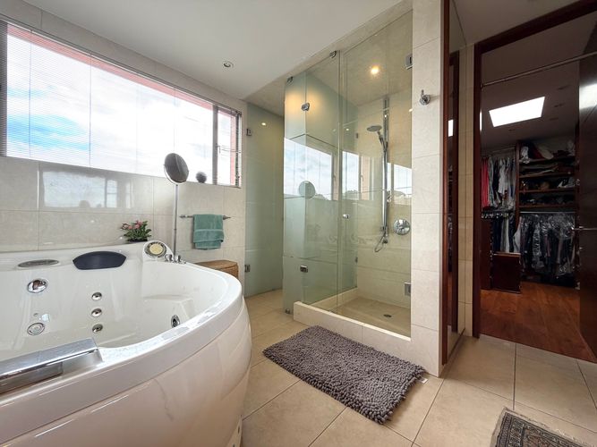 Apartamento de 3 alcobas en venta en Los Rosales, Bogotá, 306 m² · foto 7 de 24