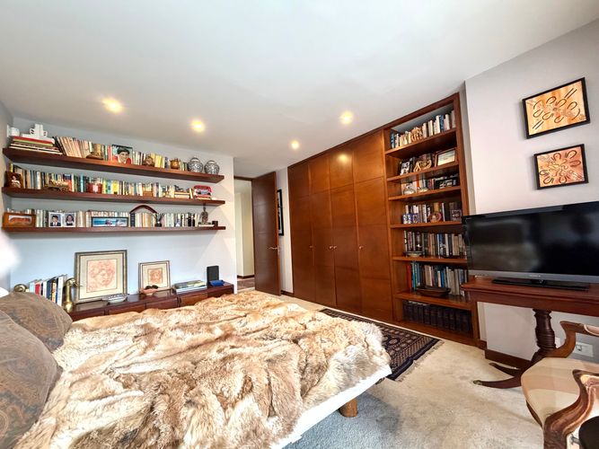 Apartamento de 3 alcobas en venta en Los Rosales, Bogotá, 306 m² · foto 14 de 24
