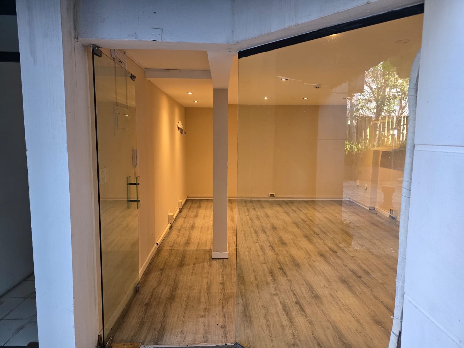 Exclusiva Oficina/Local Comercial en Carrasco: ¡Potencia tu Negocio en la Zona Más Prestigiosa!