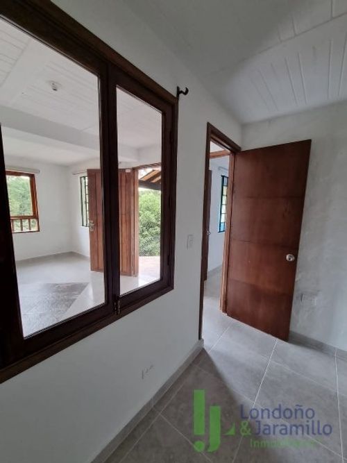 Casa de 7 alcobas en venta en La Bermejala, La Estrella, 592 m² · foto 3 de 19