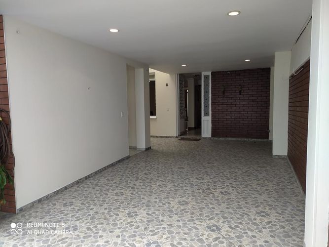 Casa de 5 alcobas en venta en La Esmeralda, Bogotá, 363 m² · foto 3 de 24