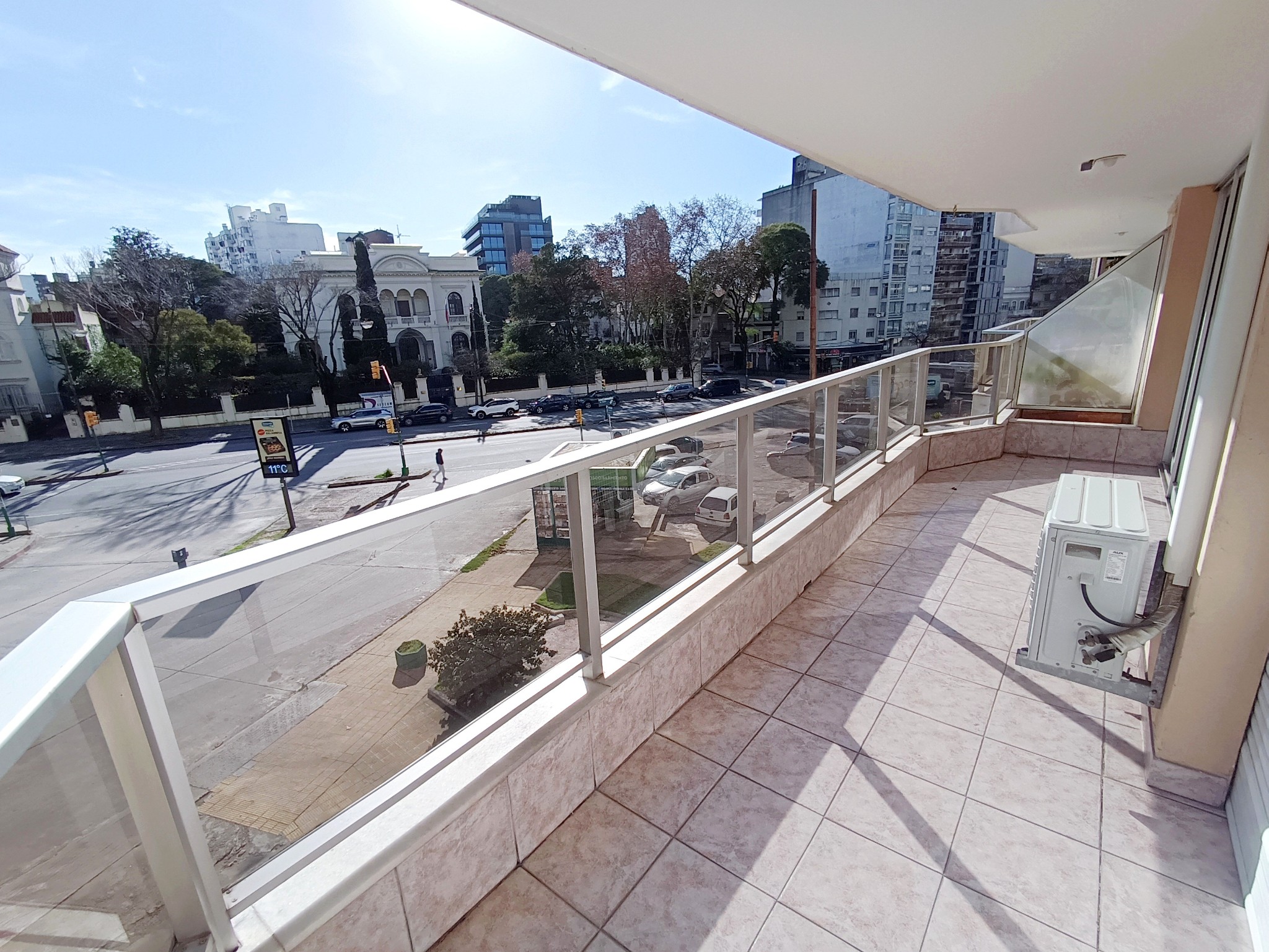 Espectacular Apartamento!! Edificio de categoría, vista despejada, 3 o 4 Dormitorios, terraza con parrillero! Garage para 2 autos!