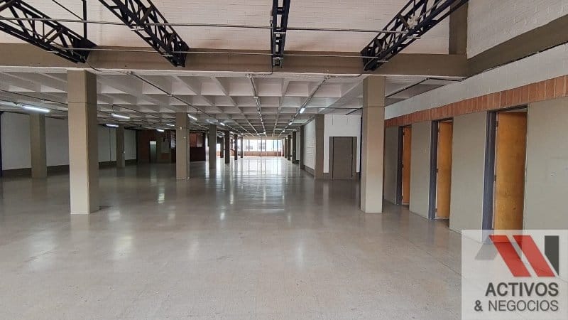 Local en arriendo en Castropol, Medellín, 870 m² · foto 2 de 7