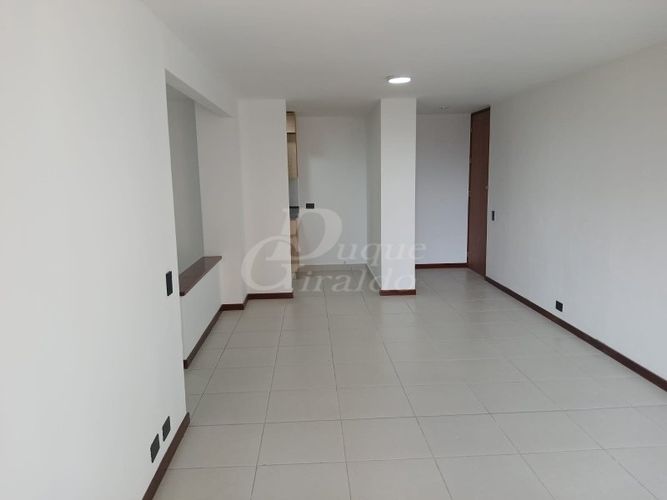 Apartamento de 2 alcobas en arriendo en Los Balsos, Medellín, 78 m² · foto 3 de 14