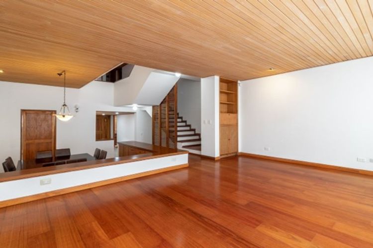 Casa de 4 alcobas en venta en Santa Barbara, Bogotá, 367 m² · foto 2 de 22