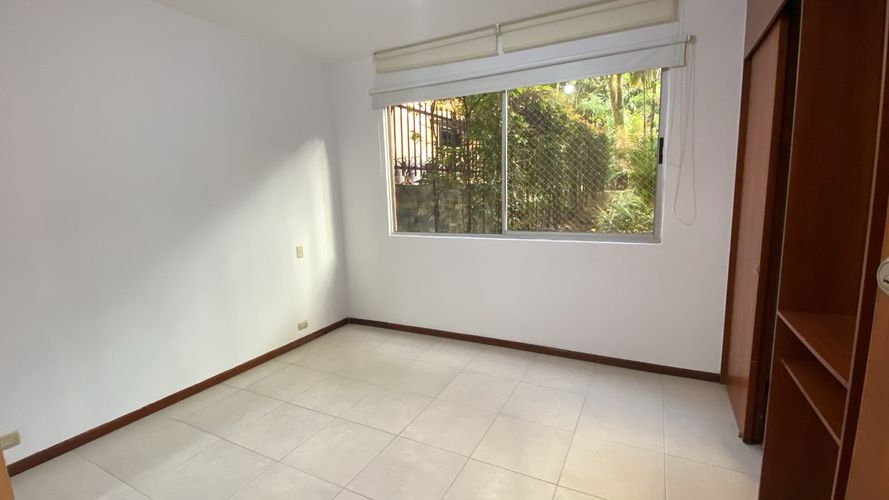 Apartamento de 2 alcobas en arriendo en El Poblado, Medellín, 79 m² · foto 5 de 11