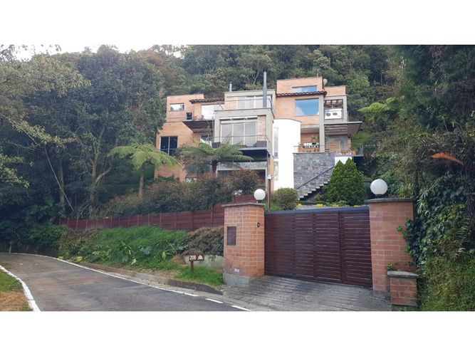 Casa de 4 alcobas en venta en Loma Del Chocho, Envigado, 293 m² · foto 2 de 14