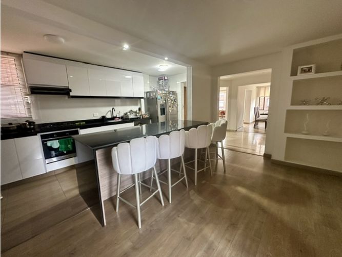 Apartamento de 3 alcobas en venta en La Carolina, Bogotá, 156 m² · foto 3 de 23