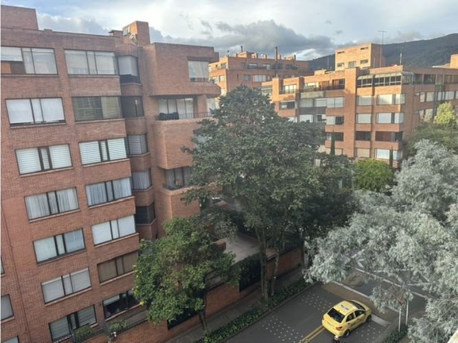 Apartamento de 3 alcobas en venta en La Carolina, Bogotá, 156 m² · foto 2 de 23