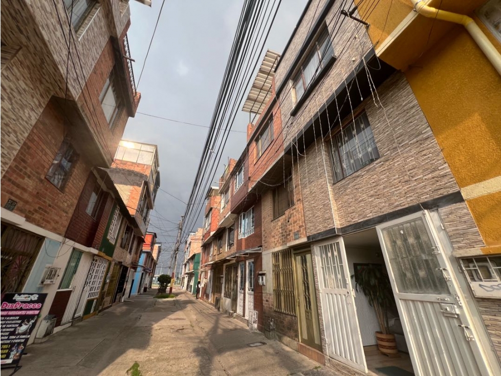 Casa en venta en Britalia, Bogotá · foto 3 de 24