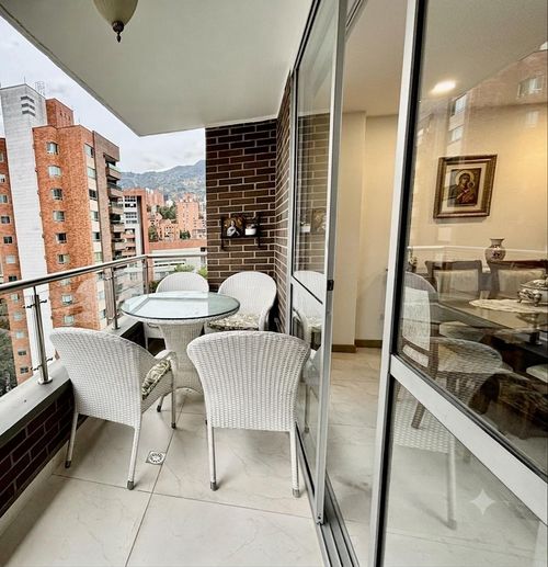 Apartamento de 3 alcobas en venta en Loma Del Chocho, Envigado, 163 m² · foto 3 de 11