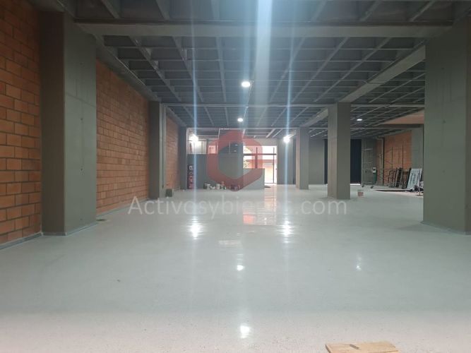 Bodega en arriendo en Perpetuo Socorro, Medellín, 3000 m² · foto 2 de 8