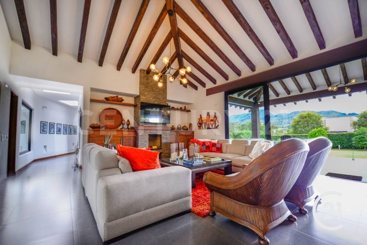 Casa de 3 alcobas en venta en La Ceja, 370 m² · foto 3 de 24