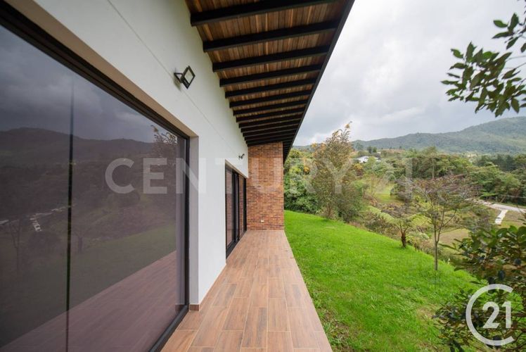 Casa de 3 alcobas en venta en Santa Rosa De Lima, Medellín, 275 m² · foto 2 de 23