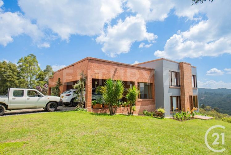 Finca en venta en Santa Elena, Medellín, 384 m² · foto 2 de 24