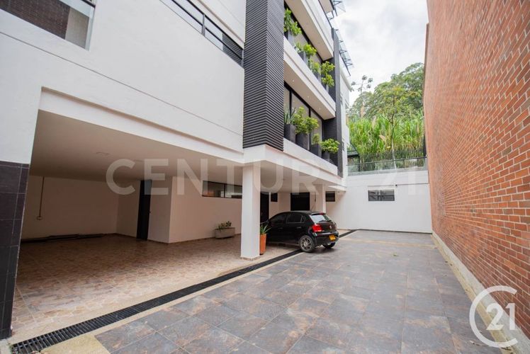 Casa de 4 alcobas en venta en El Poblado, Medellín, 900 m² · foto 3 de 24