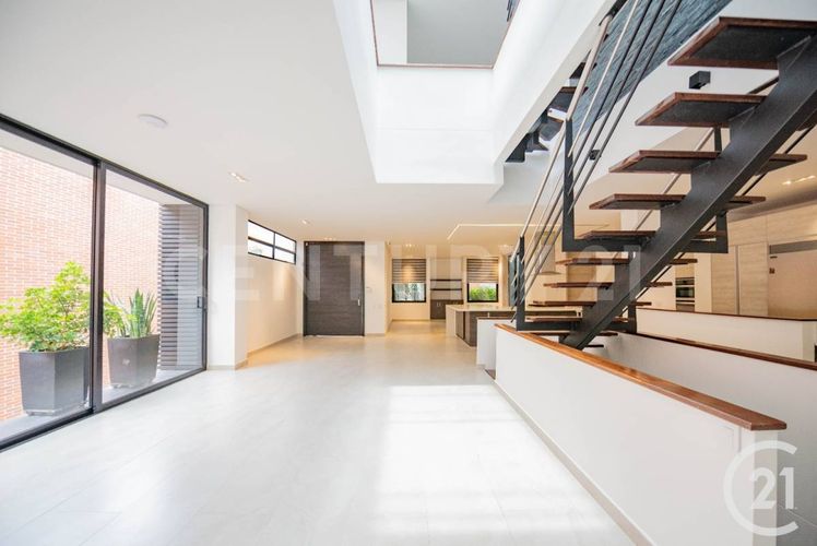 Casa de 4 alcobas en venta en El Poblado, Medellín, 900 m² · foto 4 de 24