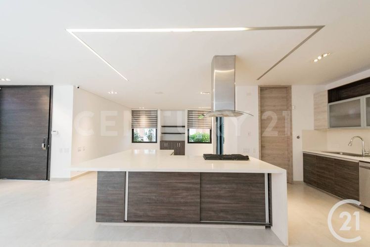 Casa de 4 alcobas en venta en El Poblado, Medellín, 900 m² · foto 8 de 24