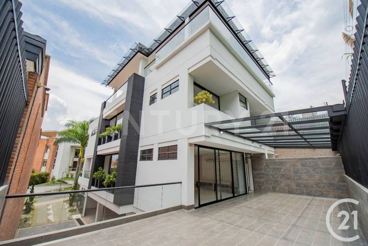 Casa de 4 alcobas en venta en El Poblado, Medellín, 900 m² · foto 9 de 24
