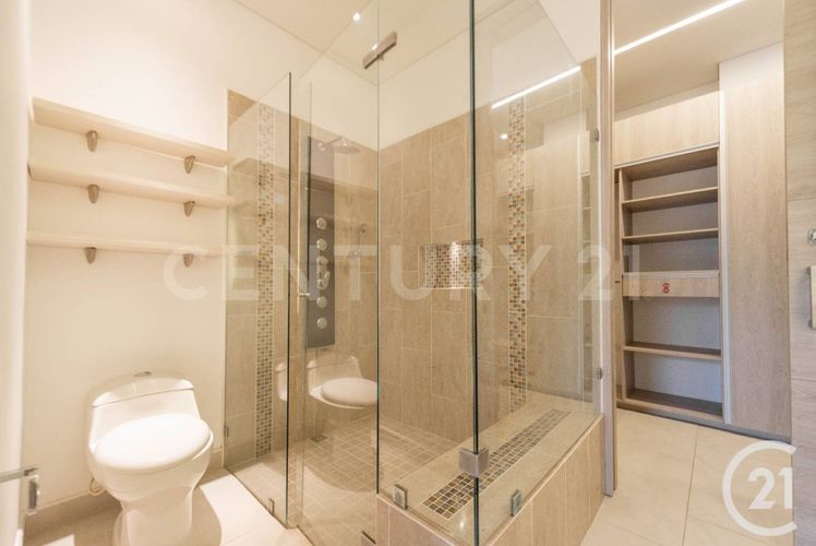 Casa de 4 alcobas en venta en El Poblado, Medellín, 900 m² · foto 11 de 24