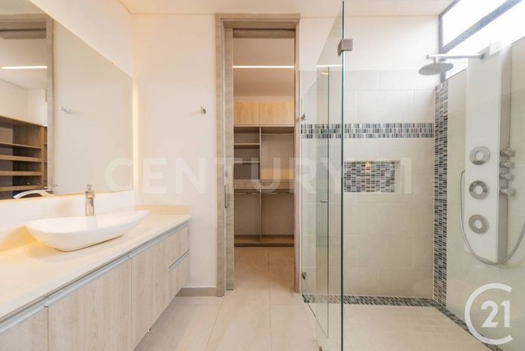 Casa de 4 alcobas en venta en El Poblado, Medellín, 900 m² · foto 13 de 24