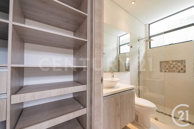 Casa de 4 alcobas en venta en El Poblado, Medellín, 900 m² · foto 15 de 24