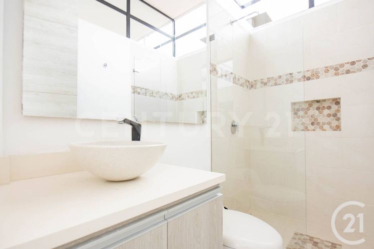 Casa de 4 alcobas en venta en El Poblado, Medellín, 900 m² · foto 18 de 24