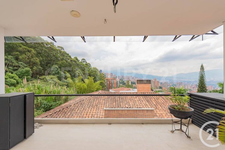 Casa de 4 alcobas en venta en El Poblado, Medellín, 900 m² · foto 20 de 24