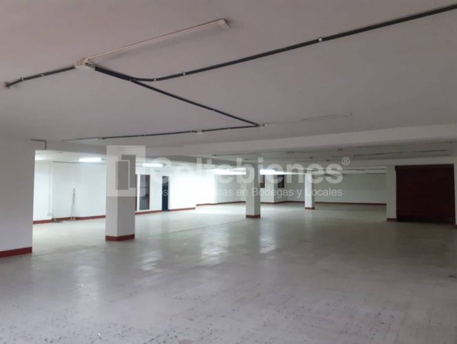 Bodega en arriendo en Caribe, Medellín, 530 m² · foto 2 de 18