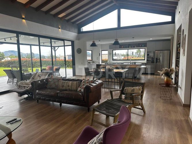 Casa de 3 alcobas en venta en El Tambo, La Ceja, 356 m² · foto 3 de 24