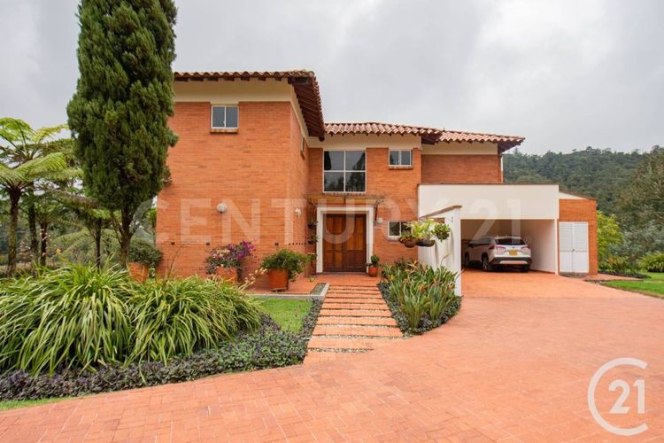 Casa de 4 alcobas en venta en Loma Del Escobero, Envigado, 370 m² · foto 2 de 18