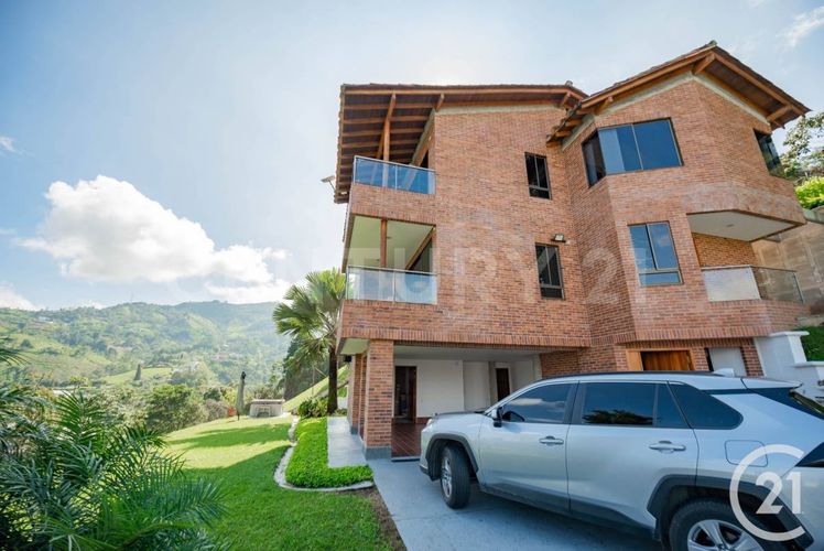Casa de 3 alcobas en venta en Entreamigos, Sabaneta, 266 m² · foto 2 de 24