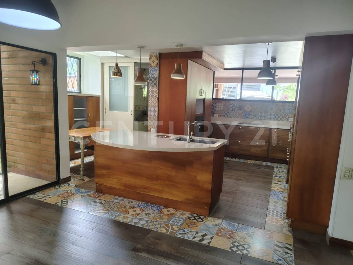 Casa en arriendo en El Poblado, Medellín · foto 3 de 24