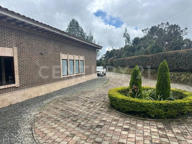 Casa de 4 alcobas en arriendo en Altos Del Escobero, Envigado, 426 m² · foto 2 de 24