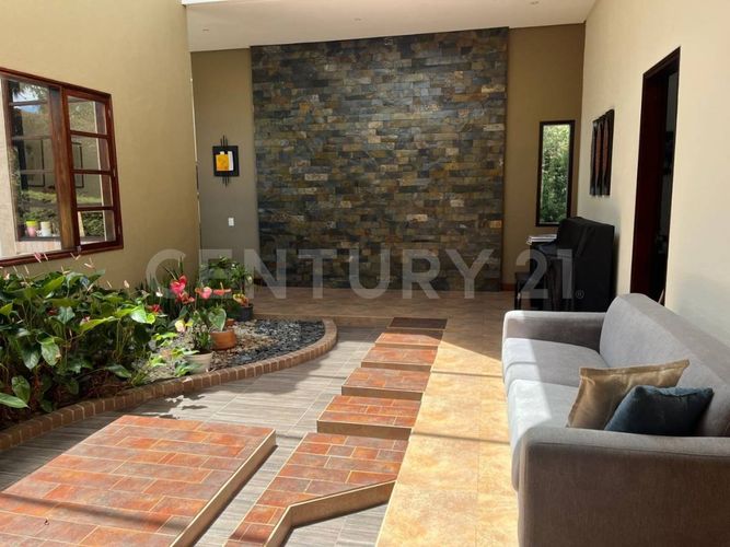 Casa de 4 alcobas en arriendo en Altos Del Escobero, Envigado, 426 m² · foto 4 de 24