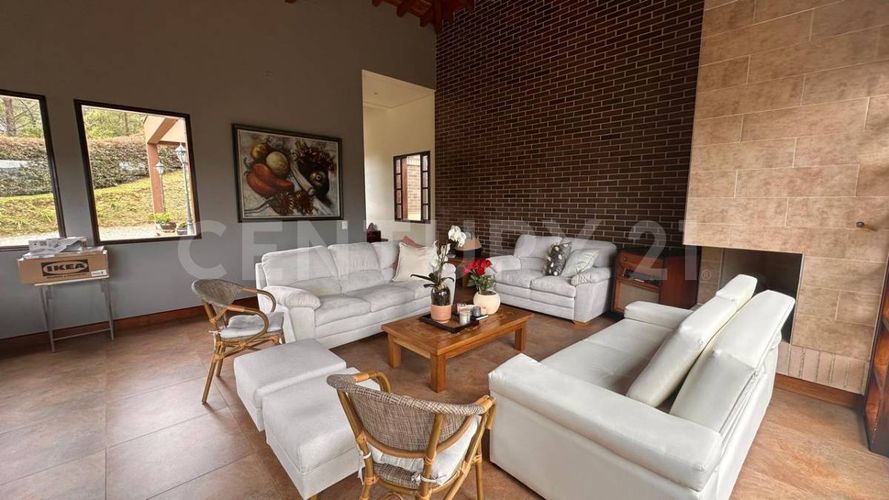 Casa de 4 alcobas en arriendo en Altos Del Escobero, Envigado, 426 m² · foto 9 de 24