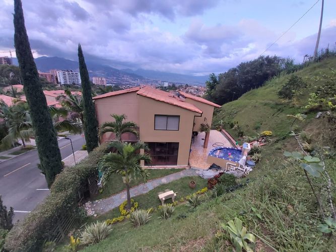 Casa de 3 alcobas en venta en Las Antillas, Envigado, 210 m² · foto 17 de 24